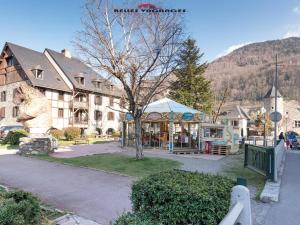 ein großes Gebäude mit einem Zelt davor in der Unterkunft "Appartement lumineux 6 pers avec terrasse, parking, proche thermes et télécabine - Saint Lary Soulan" - FR-1-296-211 in Saint-Lary-Soulan