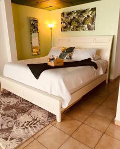 Una cama o camas en una habitación de Charming Boutique Apartment in San Sebastian,