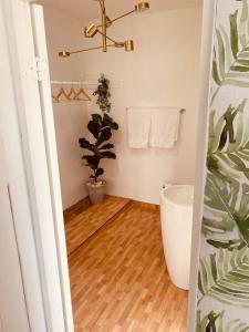 Un baño de Charming Boutique Apartment in San Sebastian, 35 fotos más
