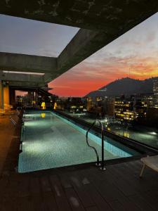 een zwembad op het dak van een gebouw bij Solace Hotel Santiago in Santiago