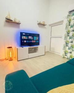 Μια τηλεόραση ή/και κέντρο ψυχαγωγίας στο Villa avec piscine privée à Le Robert, 50 m²