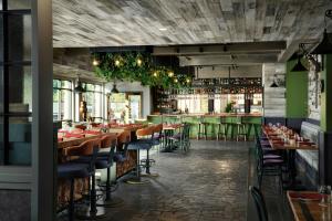 En restaurant eller et andet spisested på The SOMM Hotel & Spa, Autograph Collection