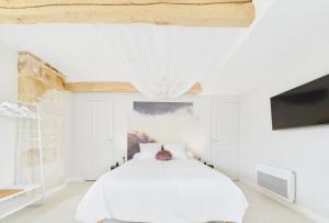 TV a/nebo společenská místnost v ubytování La tête dans les nuages