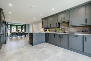 een keuken met grijze kasten en een eetkamer bij 5 Bed in Pancrasweek oc-l30443 in Pancrasweek