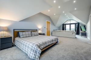 een grote slaapkamer met een bed en een bank bij 5 Bed in Pancrasweek oc-l30443 in Pancrasweek