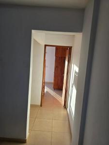 ein leerer Flur mit Tür in einem Zimmer in der Unterkunft Complejo Cambyretá in Cambyretá