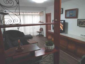 un soggiorno con un divano e una TV di Beach apartment a Valencia