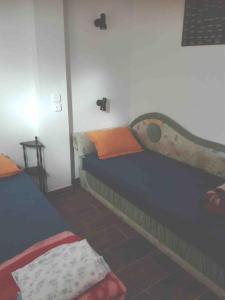 una camera da letto con due letti e un tavolo di Beach apartment a Valencia Altre 18 foto