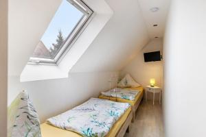 two beds in a room with a window at Ferienhaus Am Reiterhof in Beutel