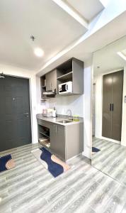 une cuisine avec un évier et un plan de travail dans l'établissement AMANI GRAND CITYGATE STUDIO by ADORE IT, à Davao