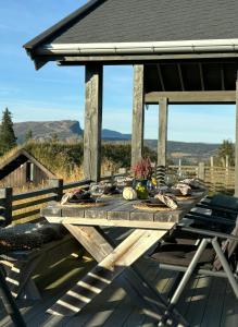 Nespecifikovaný výhled na hory nebo výhled na hory při pohledu z prázdninového domu