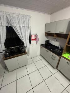 Кухня или мини-кухня в Casa Família Riese
