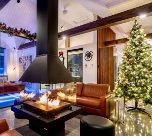 a living room with a christmas tree and a fireplace at Escapade bien-être, en Estrie in Shefford