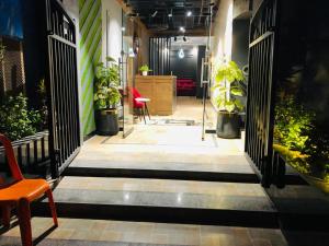 un corridoio con sedie e piante in vaso di Holiday One Hotel & Suites a Karachi