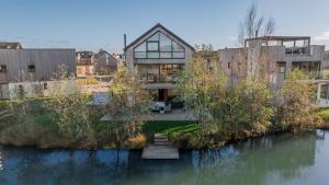 Udsigt til en flod der løber i nærheden af feriehuset