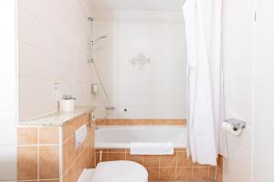 シュトゥットガルトにあるGarner Hotel Stuttgart City Centre by IHGのトイレと浴槽付きのバスルーム +39枚の写真