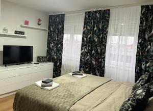 Ένα ή περισσότερα κρεβάτια σε δωμάτιο στο Chill In Apartman