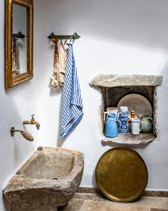 MonsにあるHistoric House In Southern Franceのバスルーム(シンク、タオル、鏡付)