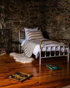 MonsにあるHistoric House In Southern Franceのベッドとレンガの壁がある寝室 +33枚の写真