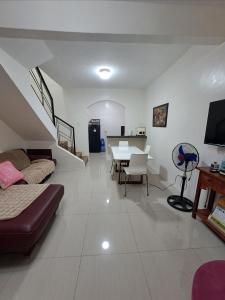 un ampio soggiorno con un divano e un tavolo di Janice Place a Marilao Altre 21 foto