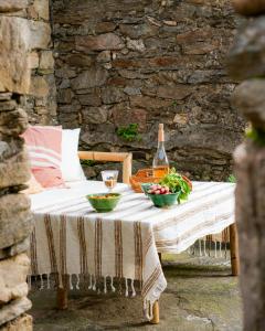 MonsにあるHistoric House In Southern Franceのテーブル(フルーツ2杯、ワイン1本付)