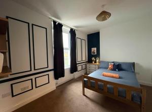 A bed or beds in a room at Spacious 2 Bed Apartment in Central Margate