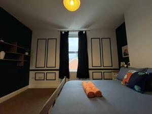A bed or beds in a room at Spacious 2 Bed Apartment in Central Margate