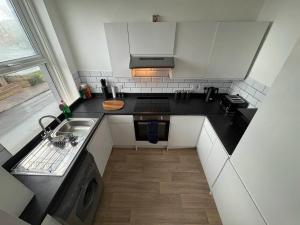 A kitchen or kitchenette at Spacious 2 Bed Apartment in Central Margate