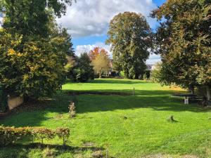 Aed väljaspool majutusasutust Studio Rochefort centre 5 minutes à pied