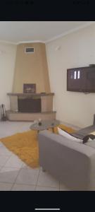 ein Wohnzimmer mit Sofa und Tisch in der Unterkunft Μενελαϊς 