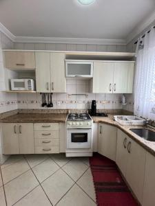 Køkken eller tekøkken på Apto a 80 metros do mar para 8 pessoas + 5 billeder