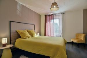 una camera da letto con un letto grande e una finestra di Le Mont Servin - Entre Rennes et St-Malo a Lanhélin