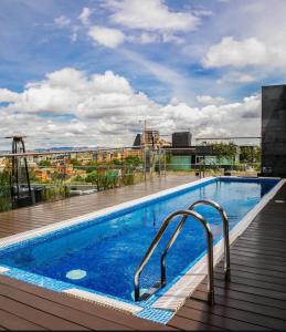 Piscina de la sau aproape de Hotel Estelar Parque de la 93