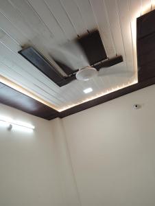 een plafond in een kantoor met een luidspreker en een plafond bij Maa tulsi guest house in Ayodhya