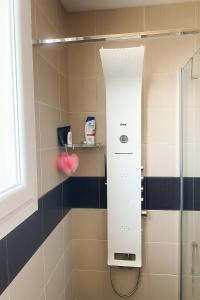 ヴォロクリーニにあるComfy room with sea view in Villa private poolの浴室にある白い鏡付きのシャワー