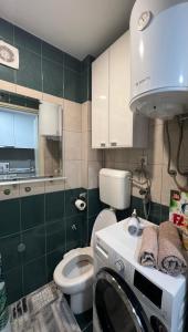 Η κουζίνα ή μικρή κουζίνα στο Chill In Apartman