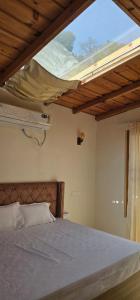 Voodi või voodid majutusasutuse Shail by Shubhs toas