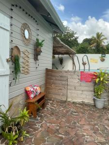 a patio with a bench next to a building at Résidence Flores De Maria in Le Marin