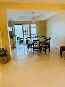 Un lugar para sentarse en Casa Lima con pileta y jardín 3 fotos más