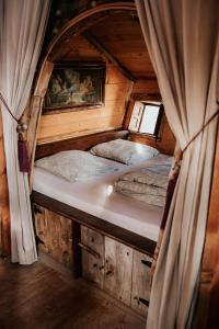 Postel nebo postele na pokoji v ubytování La Ferme des Histoires Mélangées