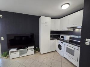 Η κουζίνα ή μικρή κουζίνα στο 5mn Monaco - Terrasse aperçu mer - Parking - FA