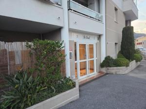 Το κτήριο όπου στεγάζεται  το διαμέρισμα +3 φωτογραφίες