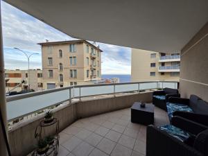 Μπαλκόνι ή βεράντα στο 5mn Monaco - Terrasse aperçu mer - Parking - FA