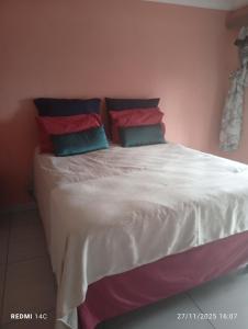 Postel nebo postele na pokoji v ubytování Lushaba's modern bliss