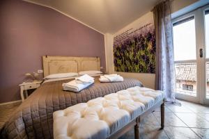 Un dormitorio con dos camas y un cuadro en la pared. en Domus Aromatica, en Asís