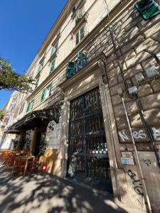 ein Gebäude mit einer Ladenfront mit Tischen und Stühlen in der Unterkunft Lili & Aurora Home in Rom