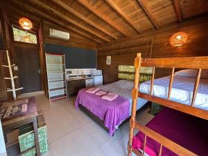 um quarto com um beliche num camarote em Cabanas de Marina em Imbituba mais 21 fotografias