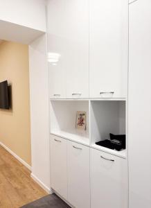 维也纳GG Immobilien-15 min to city centre的客房内的白色衣柜和白色橱柜