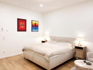 维也纳GG Immobilien-15 min to city centre的一间带床和沙发的白色卧室 更多13张照片