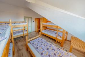 um quarto no sótão com três beliches e uma escada em Hostel Teleki em Sovata mais 16 fotografias